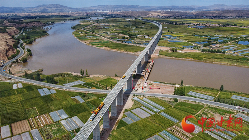 【隴拍客】直擊現(xiàn)場(chǎng)！看中蘭鐵路首條接觸網(wǎng)導(dǎo)線如何架設(shè)