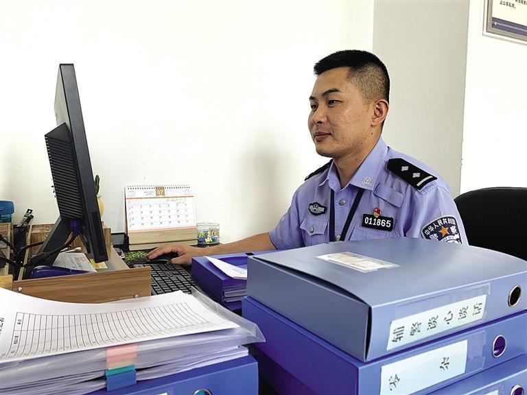 “身為黨員，就應(yīng)該第一個(gè)往前沖”