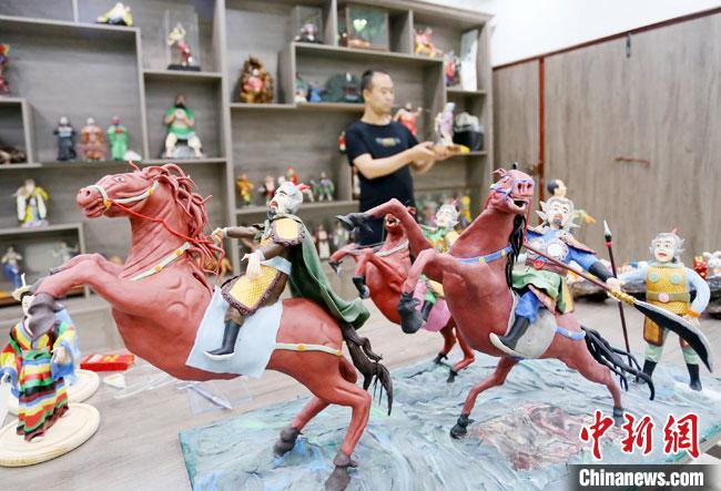 安秋平是成州面塑第五代傳承人，也是當(dāng)?shù)匚ㄒ粓?jiān)守面塑制作的人?！「哒?攝