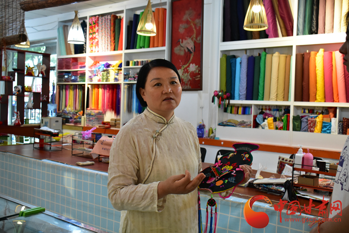 【蘭大新聞學子重走西北角】香包傳承人劉蘭芳：飛針走線，傳承匠心 