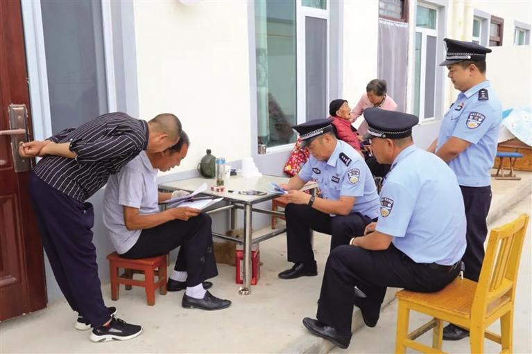 蘭州新區(qū)公安打通服務(wù)群眾的“最后一公里” 搬遷移民的“蘭州新區(qū)戶口本”已全部送達(dá)