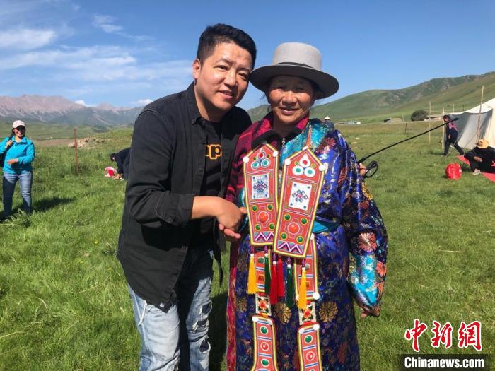 圖為拍攝紀(jì)錄片《西茂的婚禮》期間，張輝剛(左)與裕固族老人合影留念。(資料圖) 張輝剛供圖