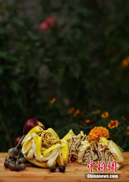 圖為做好的月餅，狀似玫瑰，切開后層層疊疊，色彩斑斕。張文 攝