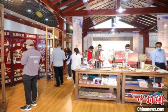 圖為甘肅“一會一節(jié)”期間，位于敦煌的天水市展館中，民眾觀賞文創(chuàng)產(chǎn)品?！「拭C省文化和旅游廳供圖