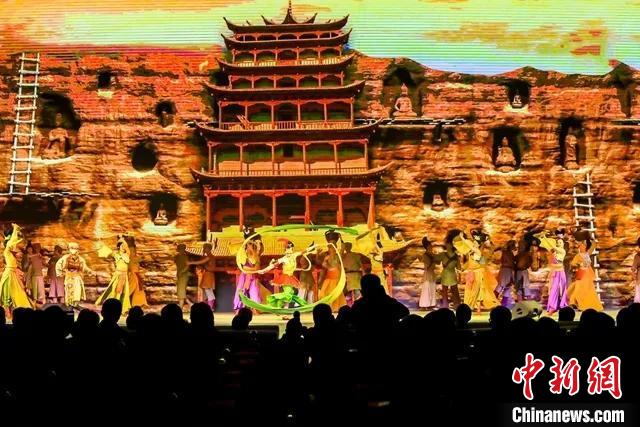 開幕式文藝展示“相約敦煌”，通過數(shù)字技術(shù)將莫高窟“搬到”演出現(xiàn)場。　甘肅省文化和旅游廳供圖