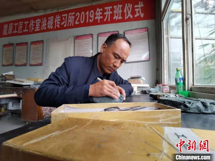 甘肅卓尼洮硯融合文化提升內(nèi)涵：不只一硯一銘，還要一盒一拓