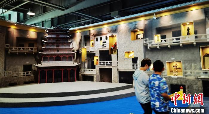 該展覽還借助科技手段，復(fù)原“藏經(jīng)洞”場(chǎng)景，將莫高窟“搬進(jìn)”展廳?！《∷?攝