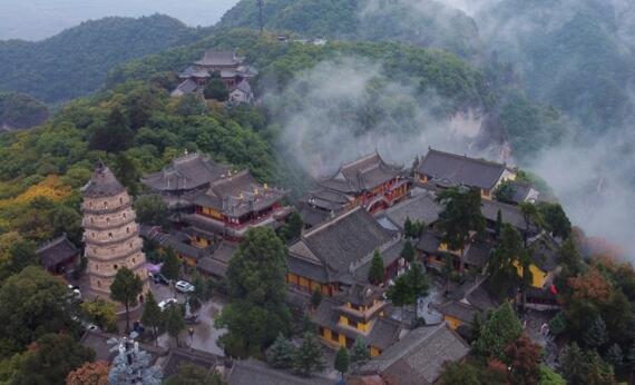 【“飛閱”中國】崆峒山“煙雨圖”：翠峰古建“隱”云海