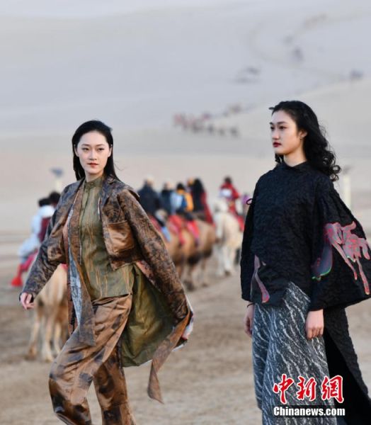 圖為敦煌服裝秀展示。 殷春永 攝