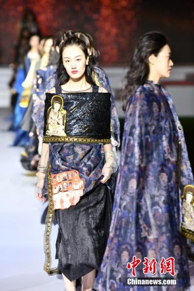 圖為敦煌服裝秀展示。 殷春永 攝