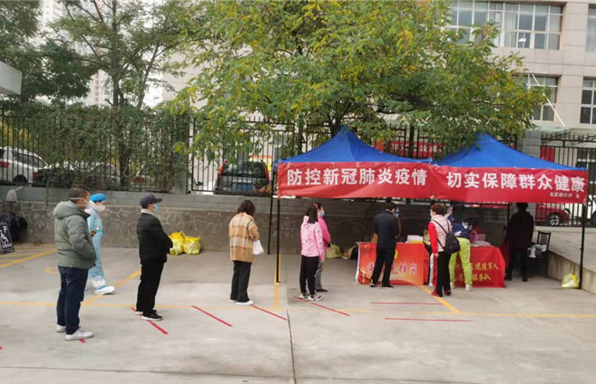 城關(guān)區(qū)紀(jì)委監(jiān)委各監(jiān)督檢查組督促各街道核酸檢測點落實“一米線”制度。.jpg