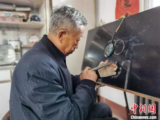 圖為陶世清在創(chuàng)作中。　楊娜 攝