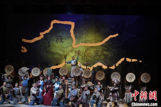 作為隴劇“梅花”，雷通霞在《大禹治水》中甘當(dāng)“綠葉”，該劇推出后，反響十分熱烈。(資料圖) 楊艷敏 攝