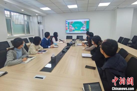 圖為甘肅教育出版社《寫給青少年的敦煌故事》叢書項(xiàng)目組，探討圖書封面設(shè)計?！￠Z姣 攝