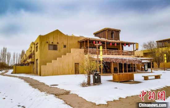 雪落敦煌月牙泉小鎮(zhèn)?！⊥醣筱y 攝