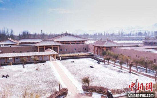 圖為雪落大漠古堡——敦煌山莊?！⊥醣筱y 攝