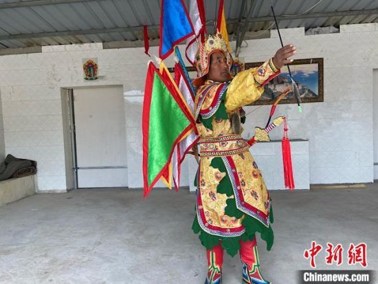 圖為完代才讓在外木村戲臺(tái)出演?！∷巫雨?攝