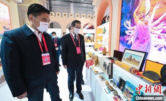 圖為甘肅省副省長孫雪濤(左)與甘肅省文化和旅游廳廳長陳衛(wèi)中(右)一同參觀“甘肅館”?！「拭C省文化和旅游廳供圖