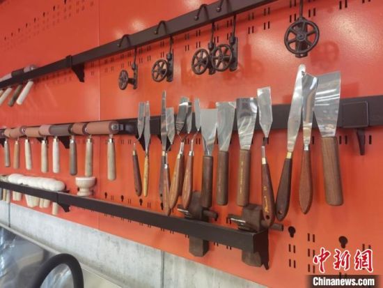 圖為徐晉林制作雕版敦煌壁畫所用工具?！￠Z姣 攝