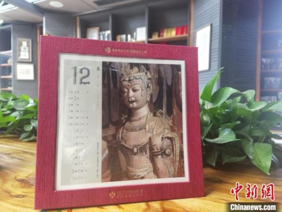 圖為徐晉林制作的敦煌題材的手工書《走進沙漠敦煌——莫高窟與藏書票藝術》，深受讀者喜愛。　閆姣 攝