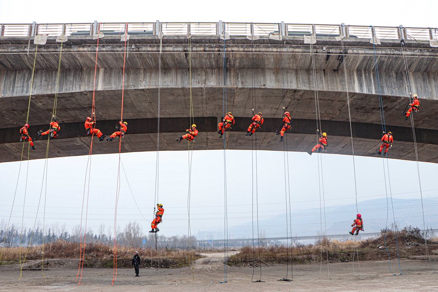 硬核！甘肅天水森林消防員百米高空練技能