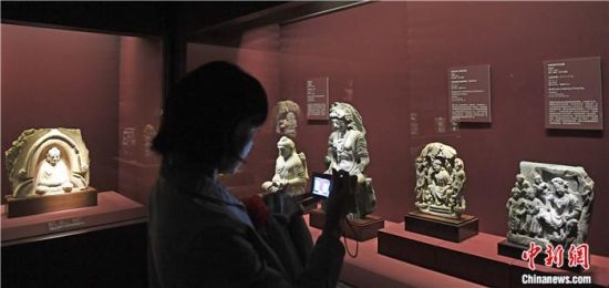 2018年8月，《平山郁夫的絲路世界——平山郁夫絲綢之路美術(shù)館文物展》在甘肅敦煌莫高窟開展。中新社記者 楊艷敏 攝