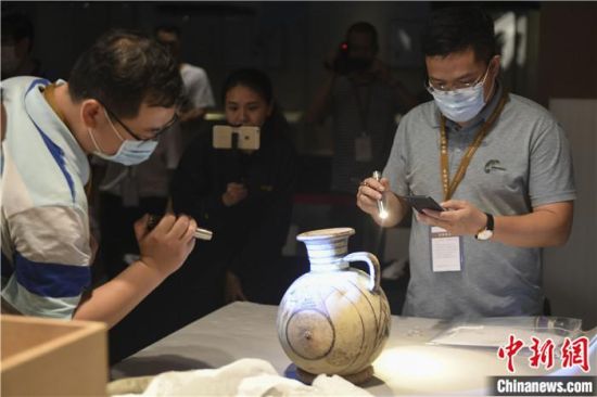 2020年6月，在長(zhǎng)沙博物館舉行“從地中海到中國(guó)：絲路寶藏——平山郁夫絲綢之路美術(shù)館藏文物展”前，專家開箱鑒定文物。中新社記者 楊華峰 攝