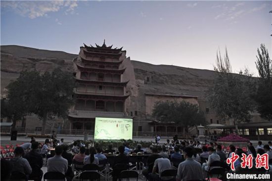 2018年8月，在敦煌莫高窟標(biāo)志性建筑“九層樓”前，《回顧平山郁夫先生的貢獻(xiàn)》座談會(huì)舉行。來自中日兩國(guó)的專家、學(xué)者共同懷念這位情系敦煌數(shù)十載的繪畫巨匠、中日友好的文化使者、世界文化遺產(chǎn)的守護(hù)者。中新社記者 楊艷敏 攝