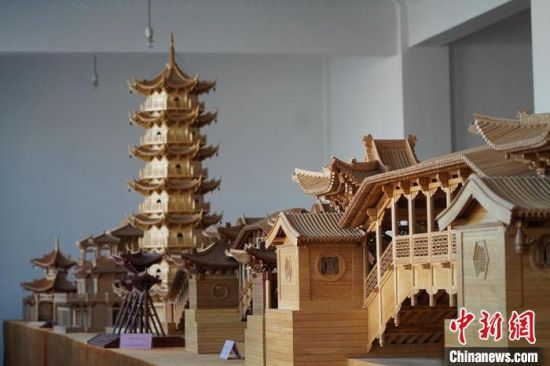 圖為古建筑模型制作技藝傳習(xí)所展廳內(nèi)的微縮古建筑作品?！【琶赖┰?　攝