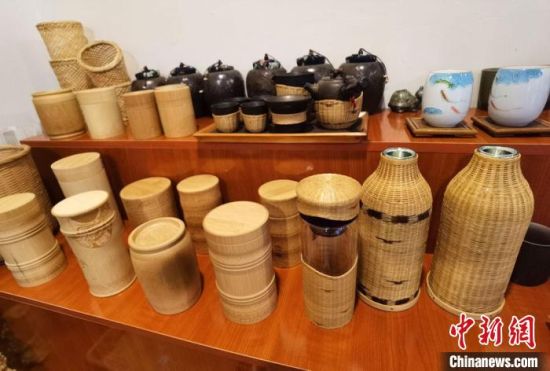 圖為展陳的一件件精致可愛(ài)的竹編農(nóng)具工藝品?！●T志軍 攝