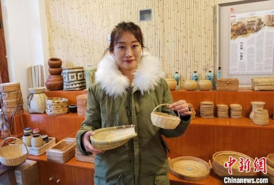 40多種精小玲瓏、純手工制作的新型盛食容器、居家工藝品等，每一件都令人愛(ài)不釋手?！●T志軍 攝