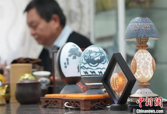 圖為吳義澤完成的蛋雕作品?！【琶赖ぴ?攝