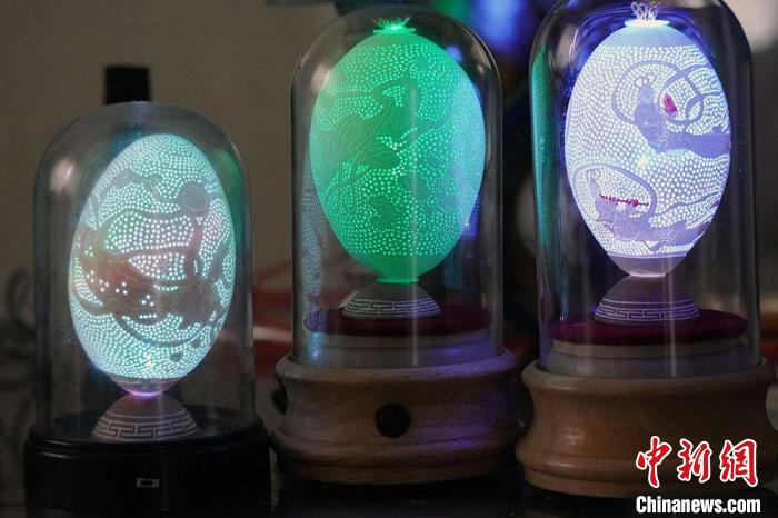 圖為以敦煌飛天為元素的蛋雕作品?！【琶赖ぴ?攝