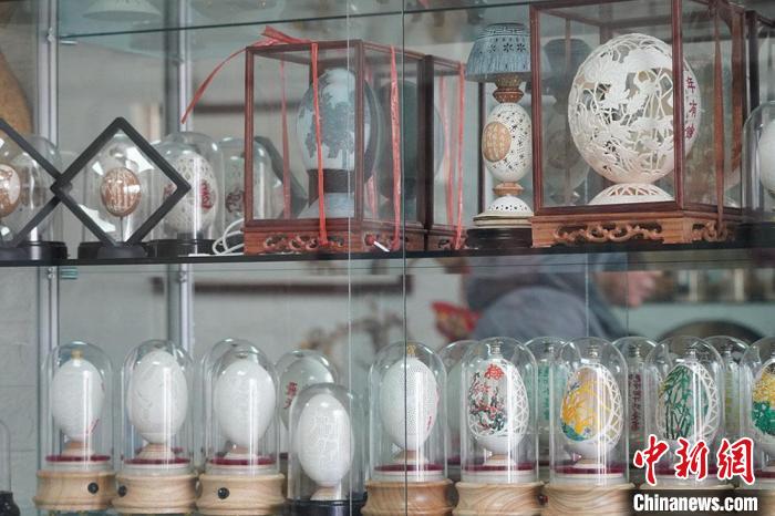 圖為吳義澤收藏柜內(nèi)的蛋雕作品?！【琶赖ぴ?攝