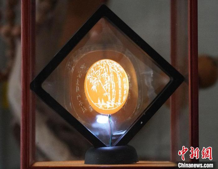 圖為吳義澤新包裝給蛋雕呈現(xiàn)立體感?！【琶赖ぴ?攝