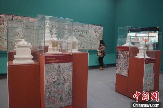 圖為觀眾欣賞數(shù)字復(fù)制壁畫(huà)?！【琶赖┰?攝