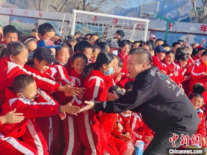 1月初，第五屆“街舞進藏鄉(xiāng)”公益助學(xué)活動在甘肅甘南結(jié)束，旨在讓藏族學(xué)子感受到街舞魅力?！￡惿菩?攝