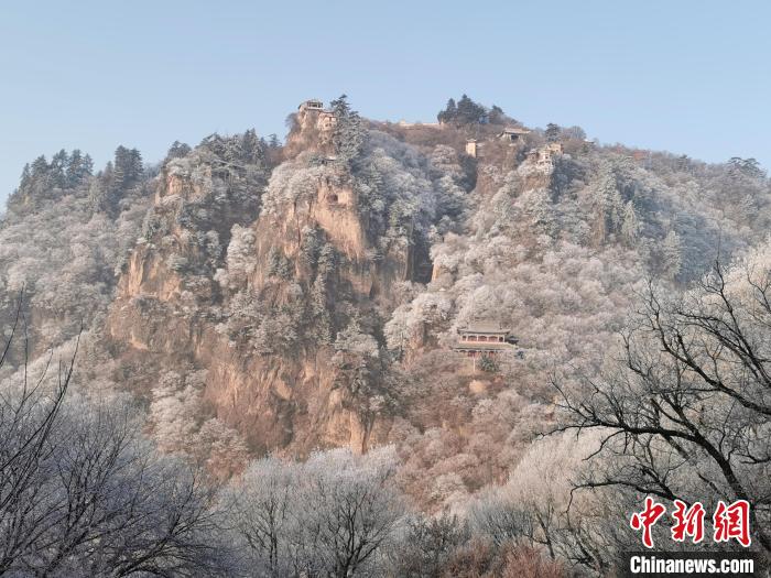 圖為崆峒山霧凇景色?！⌒煺袢A 攝