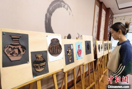 圖為學(xué)生用衍紙材料制作的彩陶紋飾?！⒂裉?攝