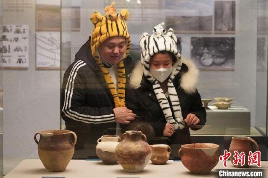 圖為市民戴虎頭帽在博物館內(nèi)參觀。九美旦增 攝