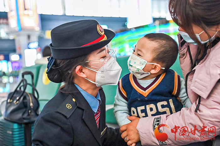 【新春走基層·春運(yùn)】蘭州車站“寶貝計(jì)劃”守護(hù)春運(yùn)回家路