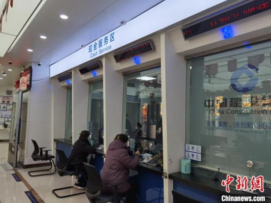 圖為蘭州市民在銀行兌換新鈔?！⌒煅?攝