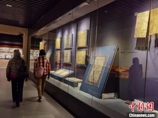 圖為蘭州市民參觀博物館展品?！⌒煅?攝