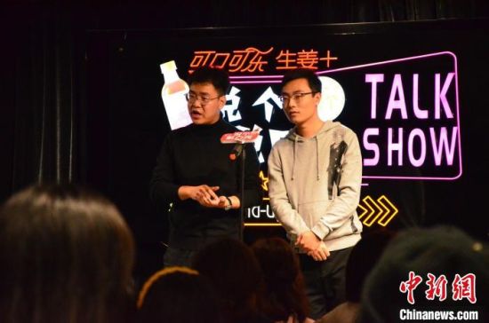 圖為脫口秀演員搭檔表演?！钅?攝