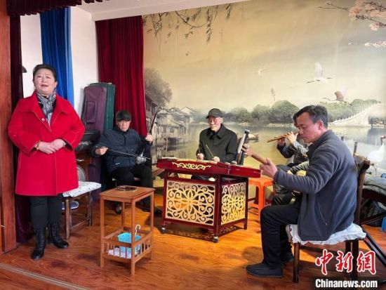 圖為蘭州鼓子表演者王常玉登臺演唱，她是這項入列國家級非物質(zhì)文化遺產(chǎn)的曲藝表演者中，為數(shù)不多的女演員。　張煜曼 攝