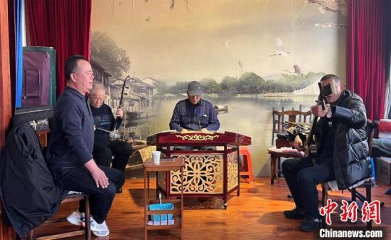 圖為蘭州鼓子愛好者在傳習所內(nèi)互相搭檔上臺演出?！堨下?攝