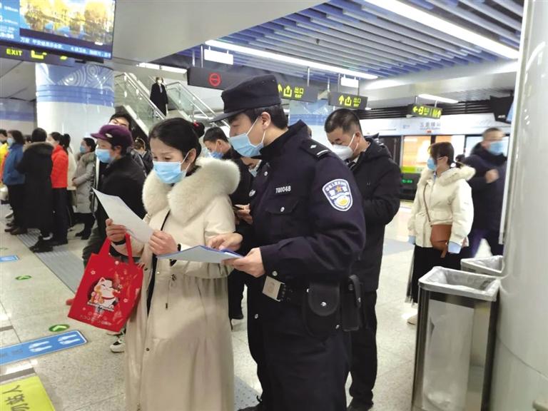 講解詐騙套路 普及“斷卡”常識 蘭州城關(guān)公安分局、交通治安分局聯(lián)合反詐宣傳進地鐵