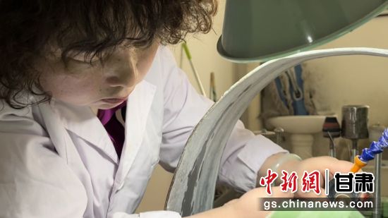 夜光杯制作學(xué)徒謝小琴坦言，雖工作枯燥，但是能夠掌握國家級非遺技藝是很自豪的。王牧雨 攝