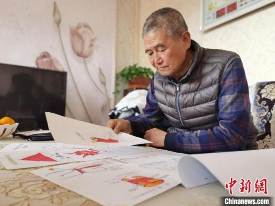 圖為陸鵬飛向記者展示多年帶隊的手寫筆記。　張婧 攝