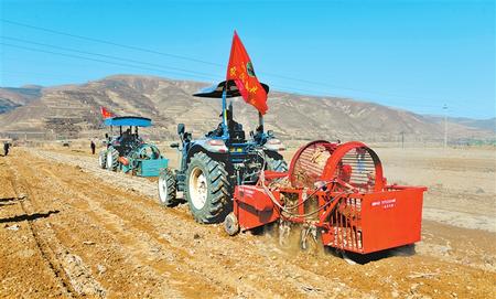 定西市隴西縣17個(gè)鄉(xiāng)鎮(zhèn)的農(nóng)機(jī)合作社、農(nóng)機(jī)手參加了農(nóng)機(jī)技能比賽和培訓(xùn)